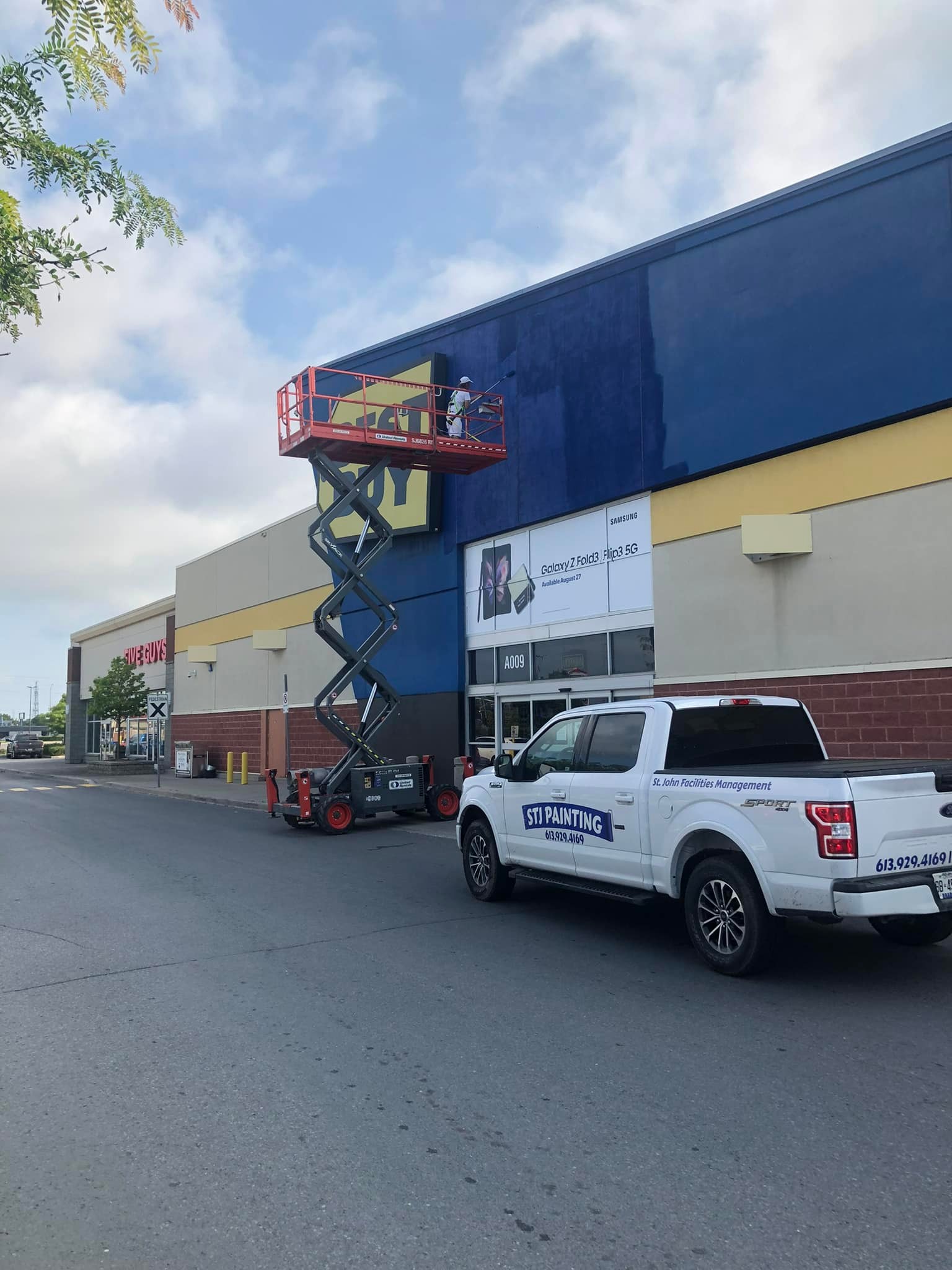 Professional painter in Kingston Ontario providing interior and exterior painting services by STJ Painting